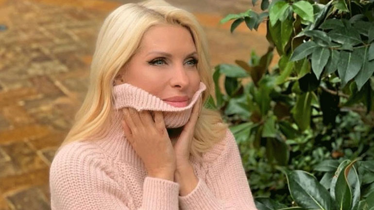 Η Ελένη Μενεγάκη στόλισε το χριστουγεννιάτικο δέντρο μαζί με τον Μάκη Παντζόπουλο