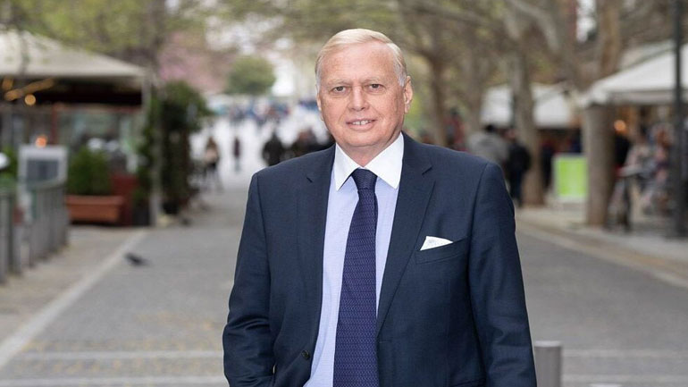 Προκλητικός ο αντιδήμαρχος Αθηναίων που δεν θα πάει στο Μπάντεν Μπάντεν με την Aston Martin του