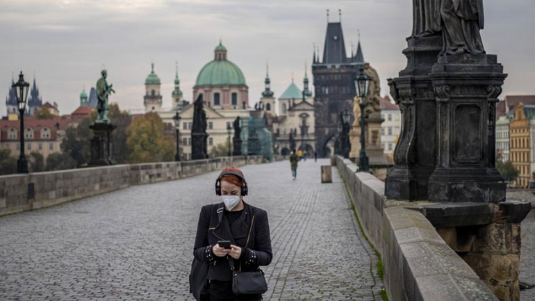 Ανοίγουν από την Πέμπτη τα καταστήματα και τα εστιατόρια στην Τσεχία