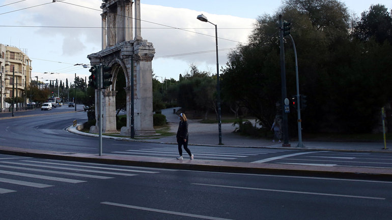 Οι ειδικοί επιμένουν στο lockdown
