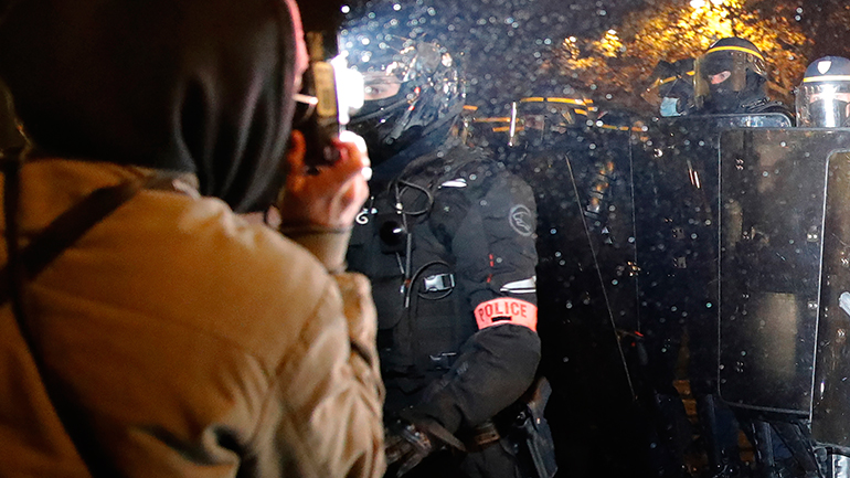 Η γαλλική κυβέρνηση θα συντάξει εκ νέου το νομοσχέδιο για τον περιορισμό της καταγραφής αστυνομικών