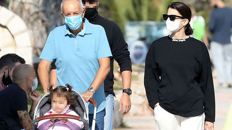 Βόλτα στη Βουλιαγμένη για τον εφοπλιστή Γιάννη Κούστα με την 28χρονη σύζυγό του και την κόρη τους