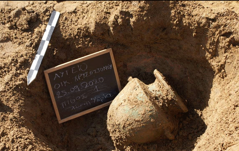 Η χάλκινη τεφροδόχος υδρία όπως αποκαλύφθηκε στο εσωτερικό του ταφικού πίθου 1 -Υπουργείο Πολιτισμού