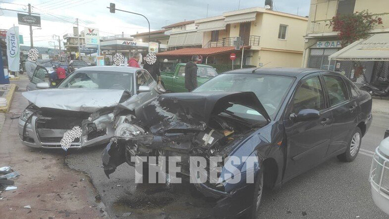 Τροχαίο στην οδό Δημοκρατίας της Πάτρας με τραυματίες Τροχαίο στην οδό Δημοκρατίας της Πάτρας με τραυματίες