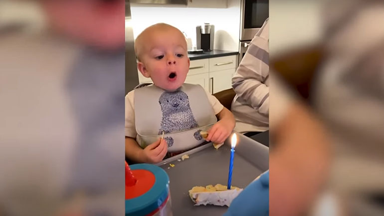 Πιτσιρικάς προσπαθεί ανεπιτυχώς να σβήσει ένα κεράκι