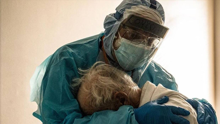 Εικόνα που συγκλονίζει: Γιατρός παρηγορεί στην αγκαλιά του ηλικιωμένο με Covid-19