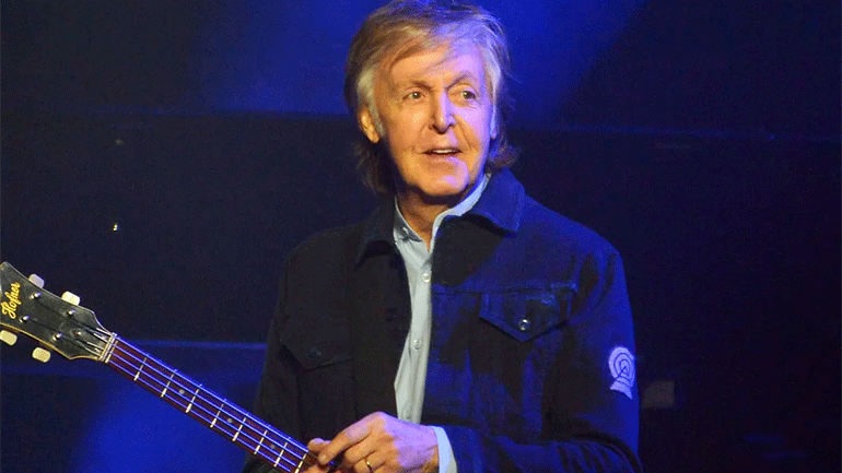 Ο Πολ ΜακΚάρτνεϊ μιλά στον Ίντρις Έλμπα σε εκπομπή του BBC