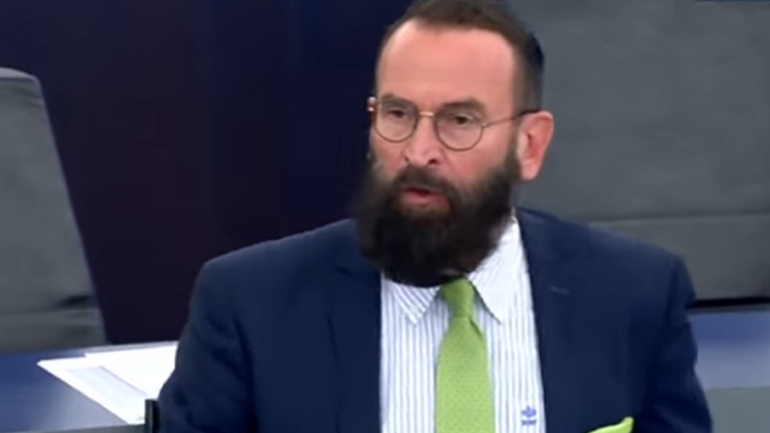 Παραδέχθηκε τη συμμετοχή του στο σεξ πάρτι ο Ούγγρος ευρωβουλευτής