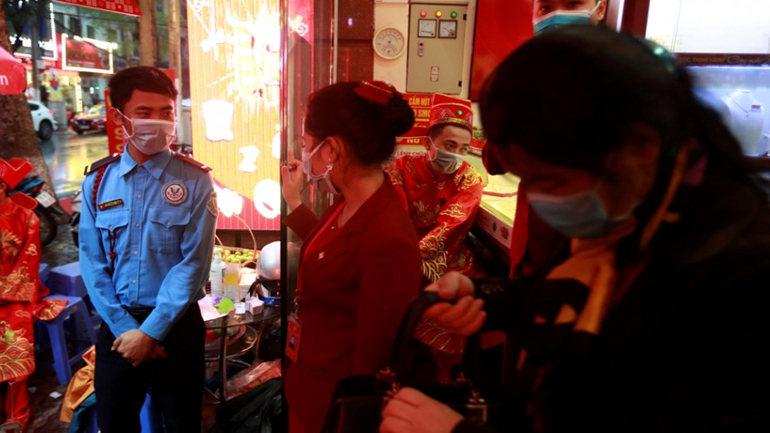 Βιετνάμ: Καταγράφηκαν άλλα δύο περιστατικά COVID-19 που συνδέονται με μια σπάνια τοπική μετάδοση