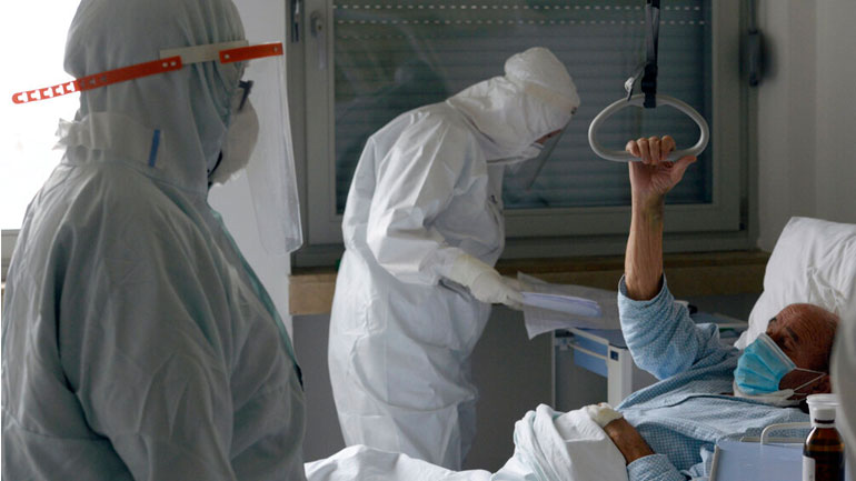 H φωτογραφία που κάνει τον γύρο του κόσμου: Γιατρός αγκαλιάζει ηλικιωμένο ασθενή που κλαίει σε μονάδα Covid-19