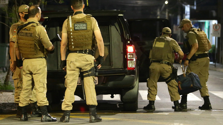 Ρεσάλτο σε τράπεζα της Βραζιλίας με αρπαγή ομήρων, εκρήξεις και ανταλλαγή πυρών