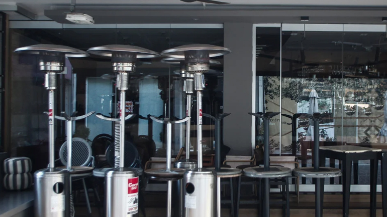 Τραπεζάκια και θερμάστρες έξω