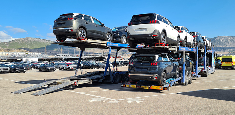 Οι νταλίκες που μετλεφεραν αυτοκίνητα της Peugeot είχαν πολύ δουλειά τον περασμένο μήνα...