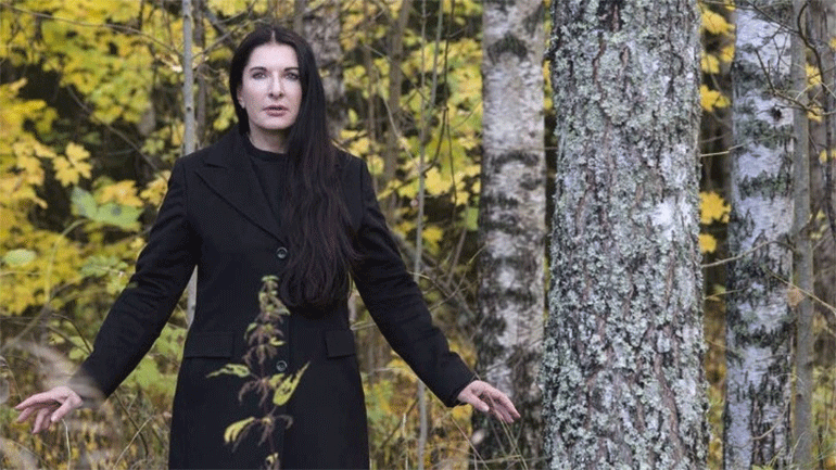 «Παραπονεθείτε σε ένα δέντρο» προτρέπει η Μαρίνα Αμπράμοβιτς