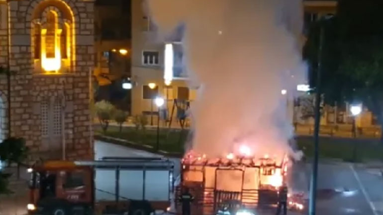 Βόλος: Πυρκαγιά κατέστρεψε τη φάτνη που είχε στηθεί στο προαύλιο του ναού του Αγίου Νικολάου