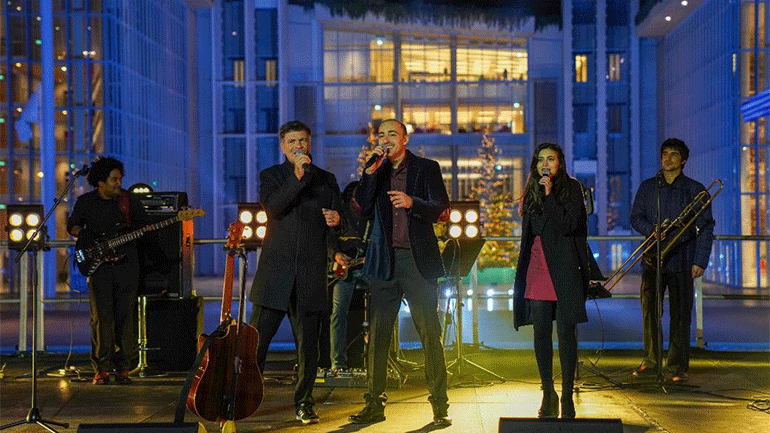 Ο Χριστουγεννιάτικος Κόσμος του ΚΠΙΣΝ  ζωντάνεψε στις οθόνες μας με οικοδεσπότη τον Φοίβο Δεληβοριά