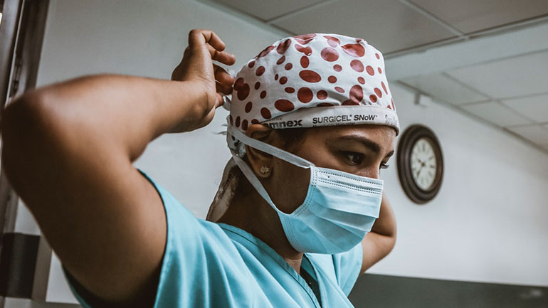 Γαργάρες με αλατούχα διαλύματα και αιθέρια έλαια κατά του κορωνοϊού, συστήνουν Γερμανοί νοσοκομειακοί υγιεινολόγοι