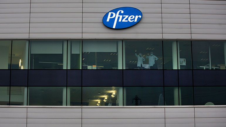 Ευρωβουλευτής προειδοποιεί ότι η «εσπευσμένη» έγκριση του εμβολίου της Pfizer εμπεριέχει κινδύνους