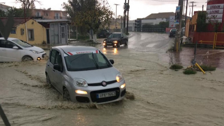 Ζάκυνθος: Προβλήματα και καταστροφές από την ξαφνική καταιγίδα – Πλημμύρισαν οι δρόμοι