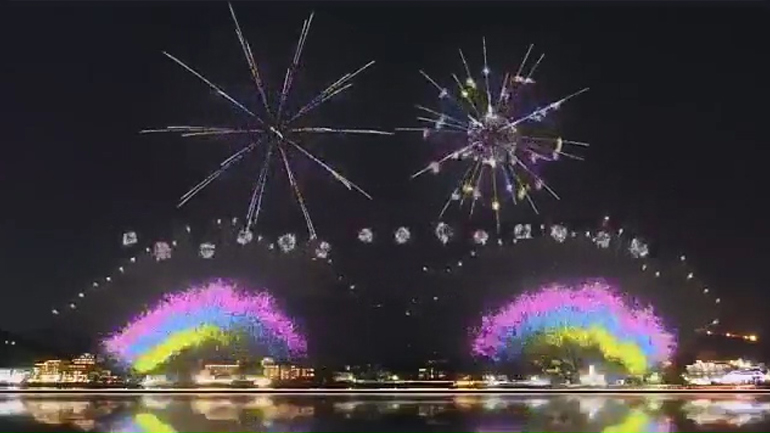 Πυροτεχνήματα στους πρόποδες του βουνού Fuji