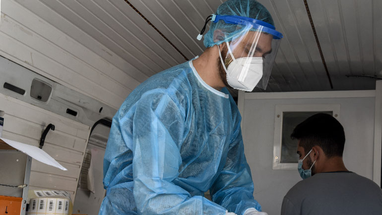 Δήμος Αθηναίων: Rapid tests κορωνοϊού και θερμομετρήσεις σε άστεγους της πόλης