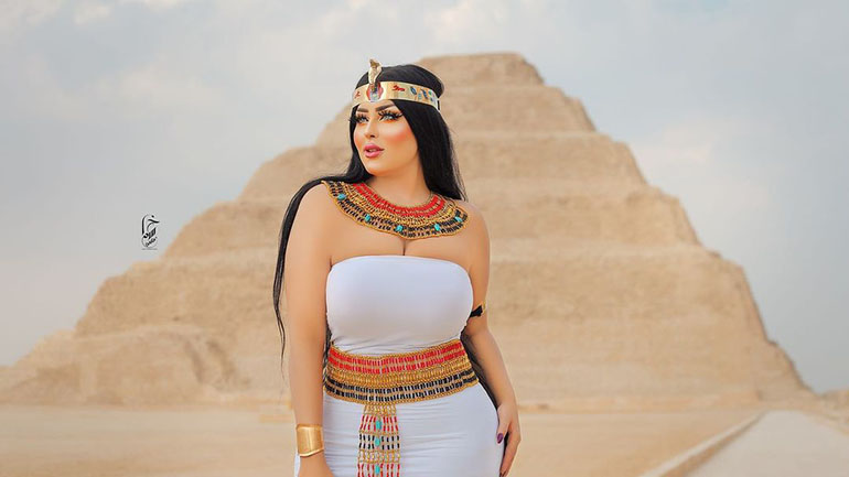 Μοντέλο που πόζαρε με φαραωνικό στιλ μπροστά σε πυραμίδα της Αιγύπτου συνελήφθη για ασέβεια Μοντέλο που πόζαρε με φαραωνικό στιλ μπροστά σε πυραμίδα της Αιγύπτου συνελήφθη για ασέβεια