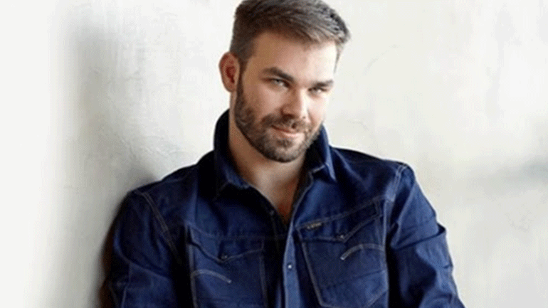 Ο Γιώργος Σαμπάνης ερμηνεύει το τραγούδι που έγραψε στη συμμαθήτριά του από το Γυμνάσιο!