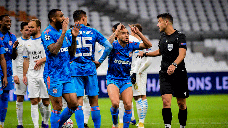 Βαρούχας στο zougla.gr: «Ήταν υποχρεωμένος ο Μανθάνο να δει ο ίδιος στο VAR τη φάση του δεύτερου πέναλτι»