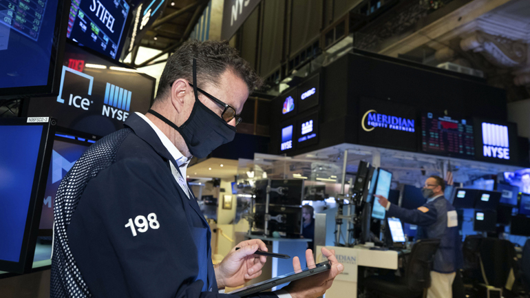 Μεικτά πρόσημα στη Wall Street – Νέο ρεκόρ για τον S&P 500