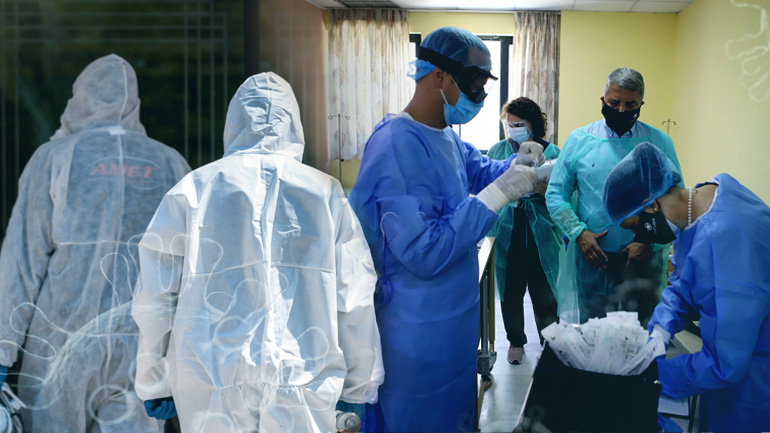 Εφιαλτική πίεση στις ΜΕΘ με 622 διασωληνωμένους