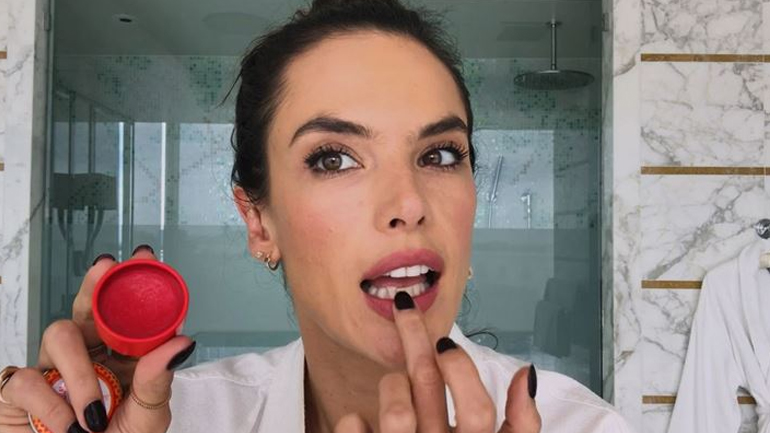 Πώς να εφαρμόσετε σωστά τη sheet mask σύμφωνα με την Alessandra Ambrosio