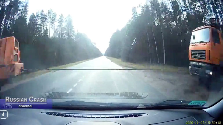 Αυτοκίνητο συγκρούεται σε τεντωμένο ιμάντα