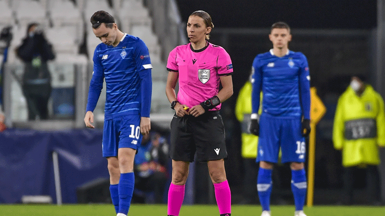 Στεφανί Φραπάρ: Πολύ καλή στο ντεμπούτο της η πρώτη γυναίκα που σφύριξε αγώνα Champions League