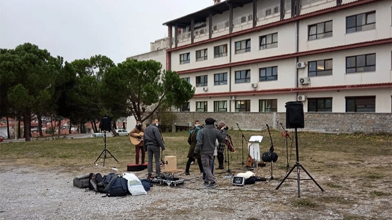 Έπαιξαν μουσική για τους ασθενείς και το προσωπικό του «Παπανικολάου» που πολεμούν τον κορωνοϊό