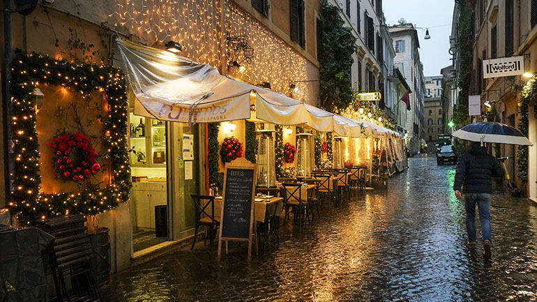 Η Ιταλία σκληραίνει τους όρους μετακίνησης για τις γιορτές των Χριστουγέννων και της Πρωτοχρονιάς