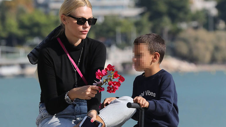 Νάταλι Θάνου: Βόλτα με τον γιο της στη Βουλιαγμένη