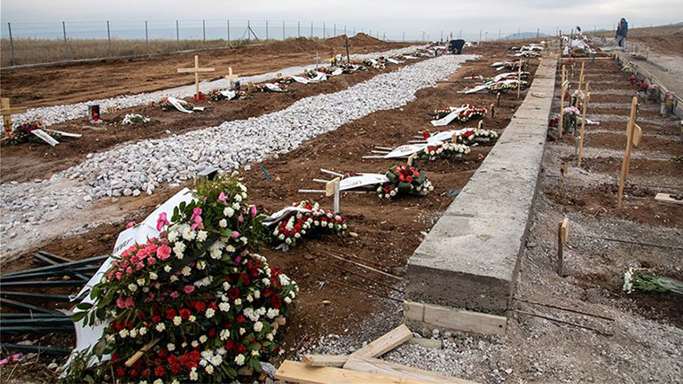 Εικόνες που σοκάρουν στη Θεσσαλονίκη: Ανοίγουν τάφους για τα θύματα του κορωνοϊού