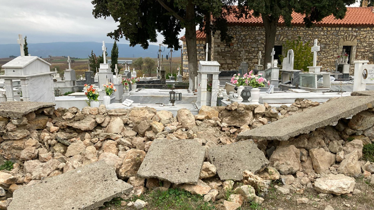 Ζημιές σε νεκροταφείο προκάλεσε ο σεισμός των 4,4 Ρίχτερ στη Θήβα