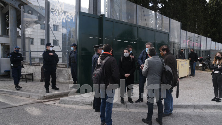 Διαμαρτυρία των εκπαιδευτικών έξω από το Υπουργείο Παιδείας Διαμαρτυρία των εκπαιδευτικών έξω από το Υπουργείο Παιδείας