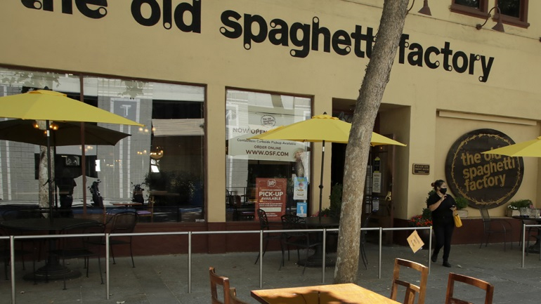 ΗΠΑ: Η Καλιφόρνια θα απαγορεύσει τις συναθροίσεις και τις μη αναγκαίες δραστηριότητες