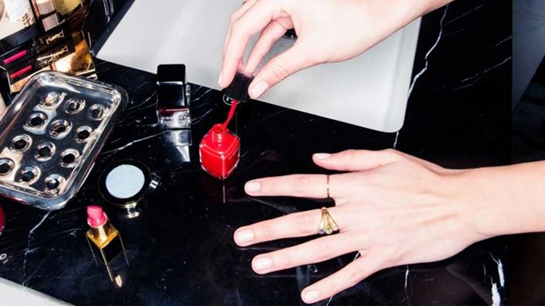 Όλα τα βήματα για επαγγελματικό μανικιούρ στο σπίτι!