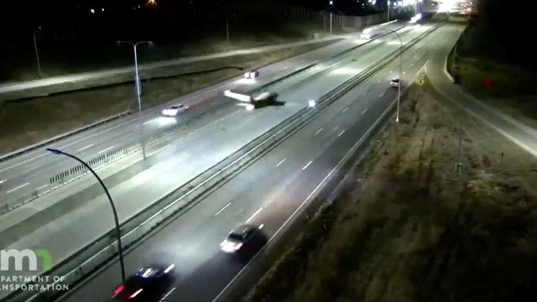 Aεροπλάνο προσγειώνεται στην εθνική οδό