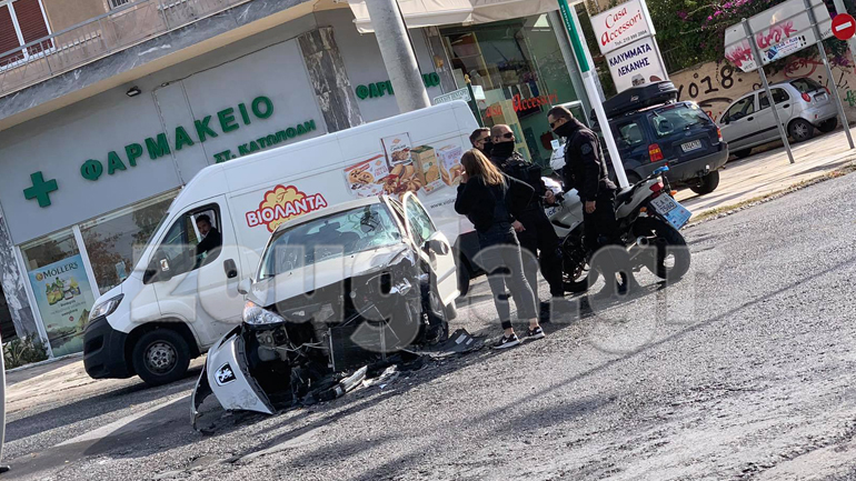 Σφοδρή σύγκρουση αυτοκινήτου με φορτηγό στην Ηλιούπολη
