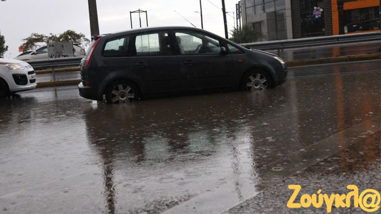 Πλημμύρισαν δρόμοι στα νότια προάστια λόγω της κακοκαιρίας – Εγκλωβίστηκαν και οδηγοί