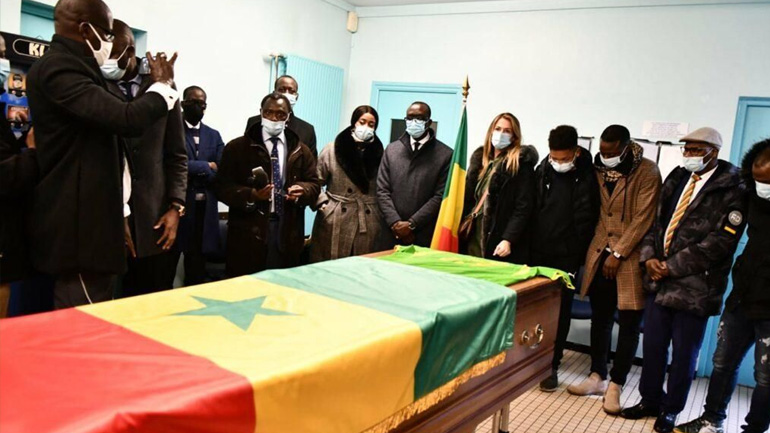 Σενεγάλη: Το θλιμμένο «αντίο» στον Πάπα Μπούμπα Ντιόπ