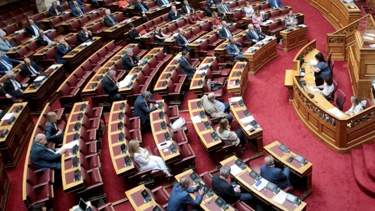 Βουλή: Αντιπαράθεση για απευθείας ανάθεση από τη Γενική Γραμματεία Αντεγκληματικής Πολιτικής