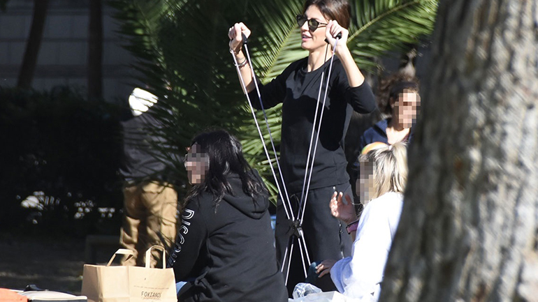 Εβελίνα Παπαντωνίου: Γυμναστική στο κέντρο της πόλης με casual look