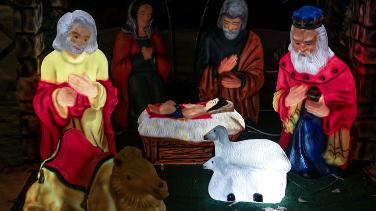 Άστεγος έβαλε φωτιά για να ζεσταθεί και έκαψε τη φάτνη