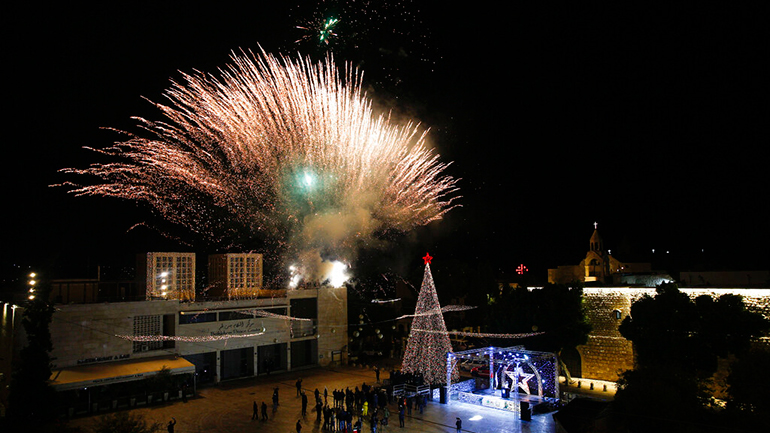 Χριστουγεννιάτικο δένδρο στη Βηθλεέμ: Φωταγωγήθηκε χωρίς κόσμο λόγω περιοριστικών μέτρων