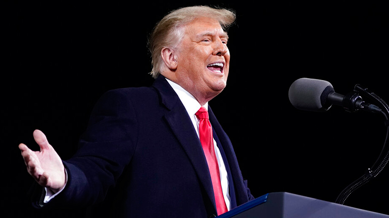 Ο Τραμπ επιμένει ότι θα κερδίσει τις εκλογές και συνεχίζει να μιλάει για νοθεία